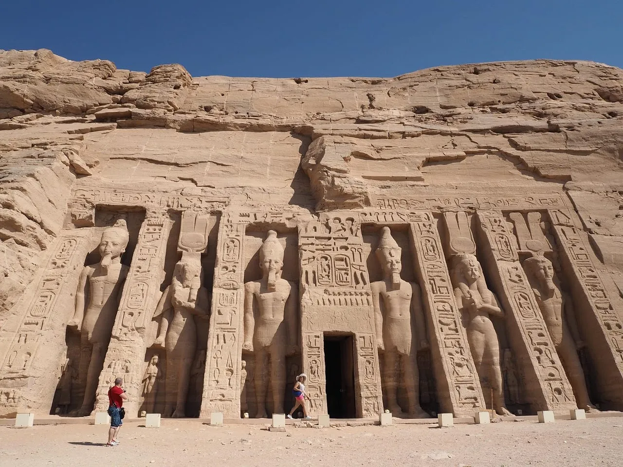 Die Fassade des Kleinen Tempels mit ihren stehenden Statuen