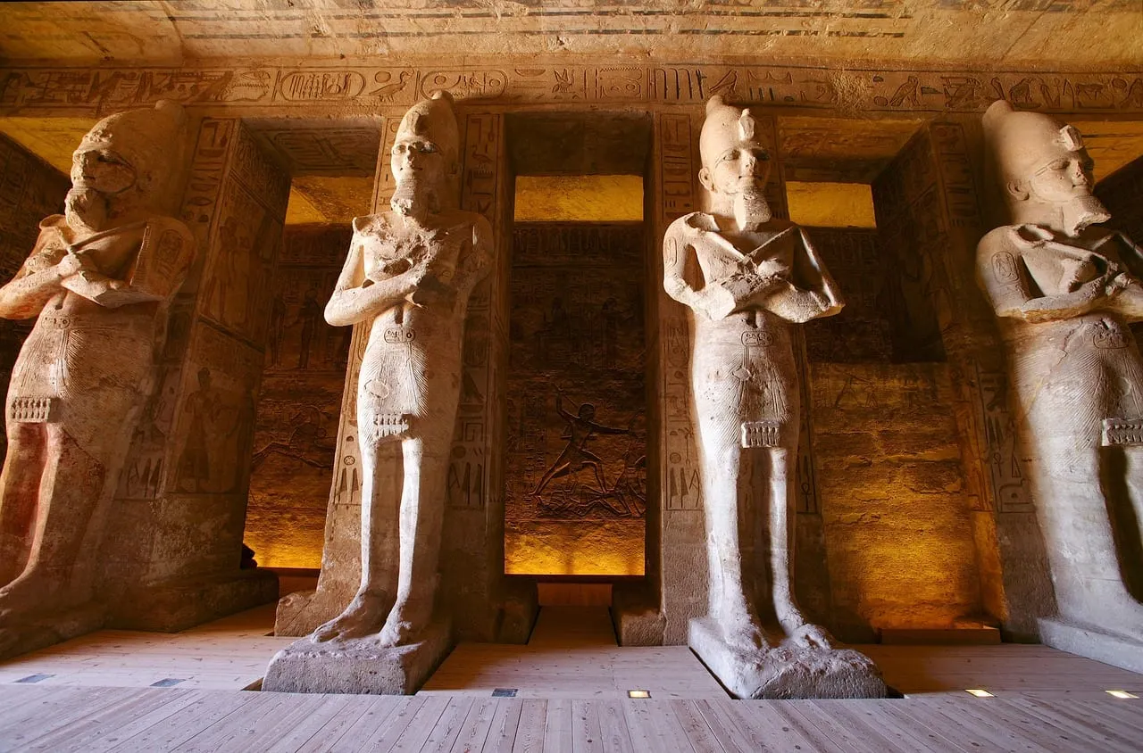 Statuen vor den Pfeilern der Halle im Großen Tempel