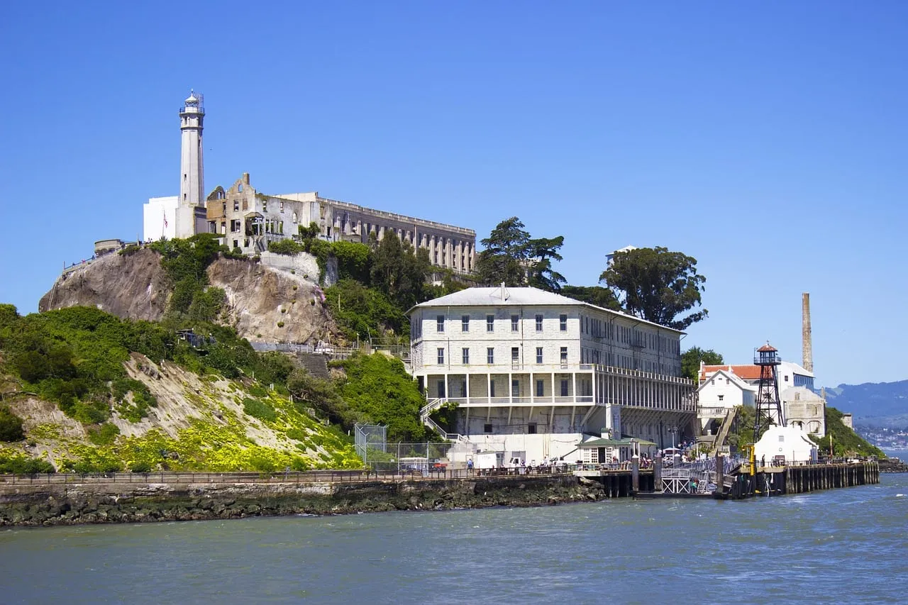 Leuchtturm, Zellenhaus und Gebäude am Anleger auf der Insel