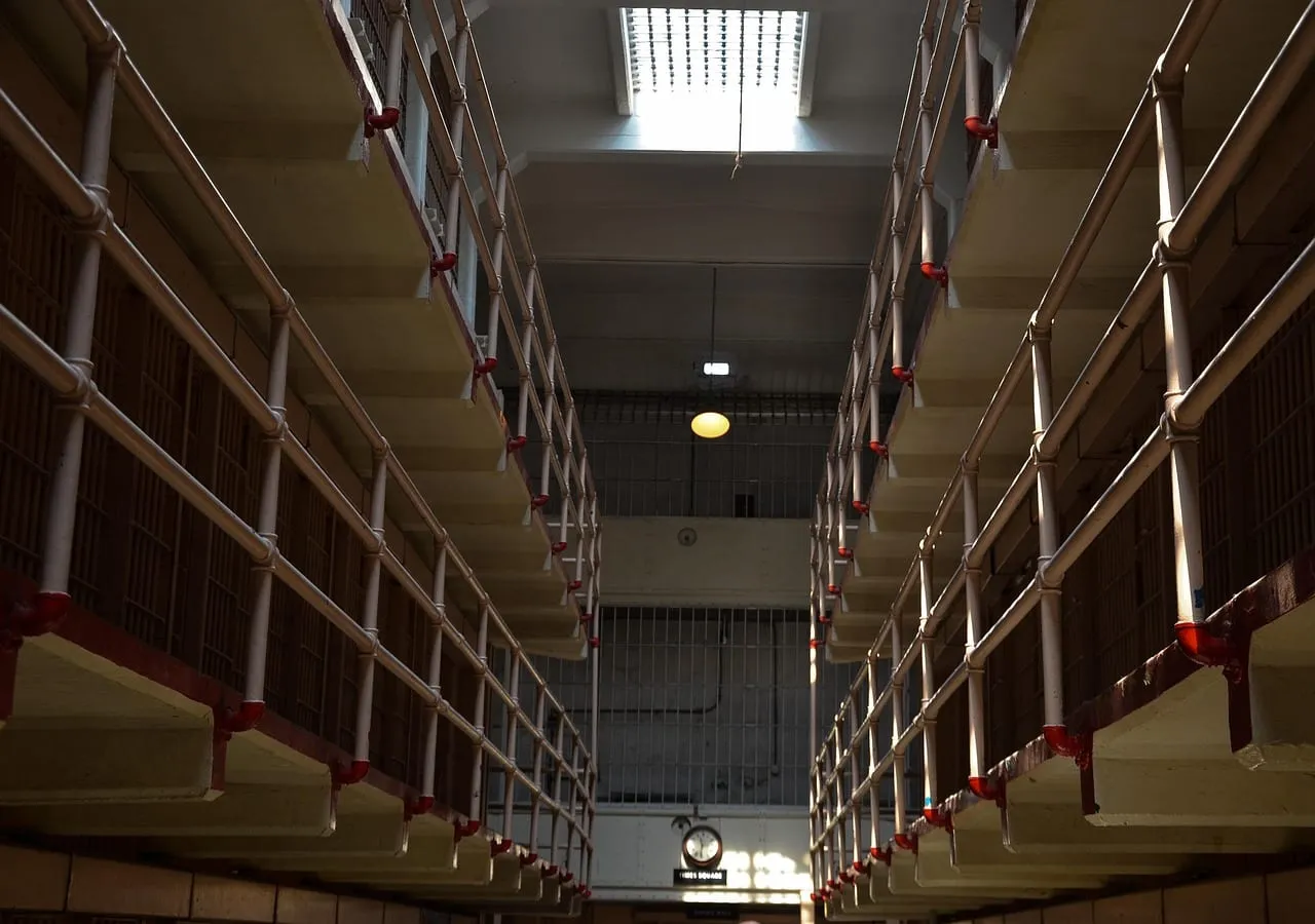 Ein Gang zwischen mehrstöckigen Zellenreihen im Zellenhaus