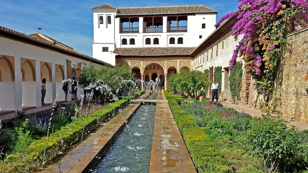 Blumenbeete und ein Wasserkanal in den Gärten des Generalife