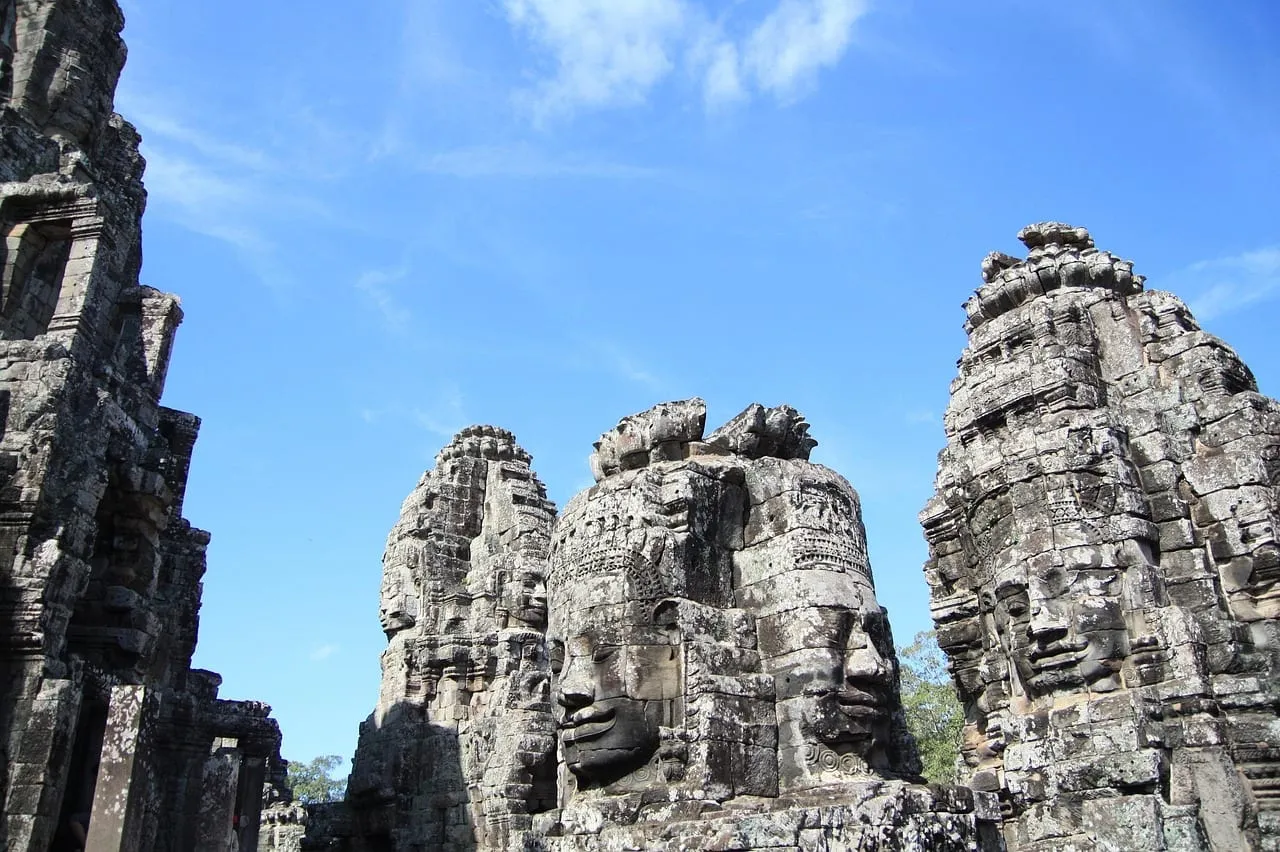 Gemeißelte Steingesichter an den Türmen des Bayon