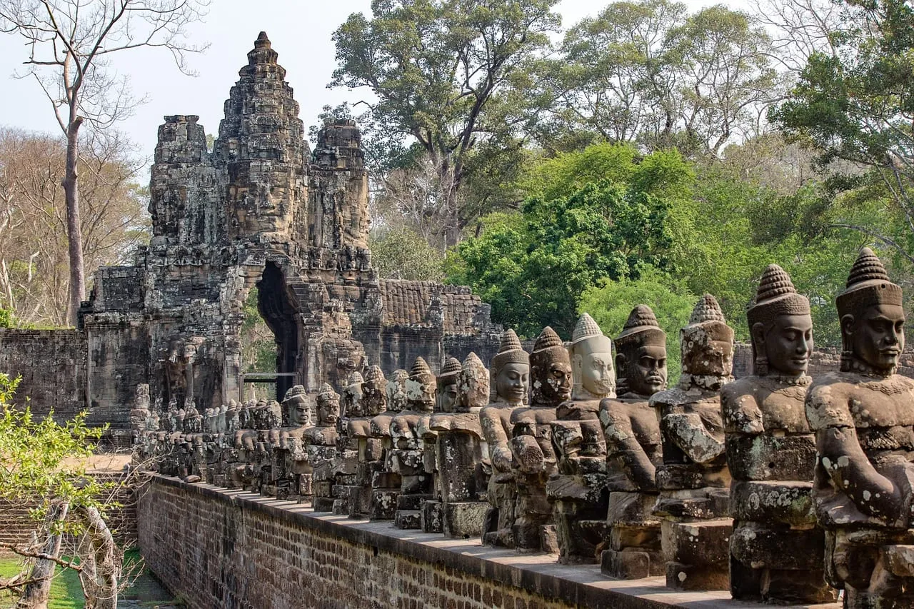 Ein Tor von Angkor Thom, am Dammweg Reihen von Steinfiguren