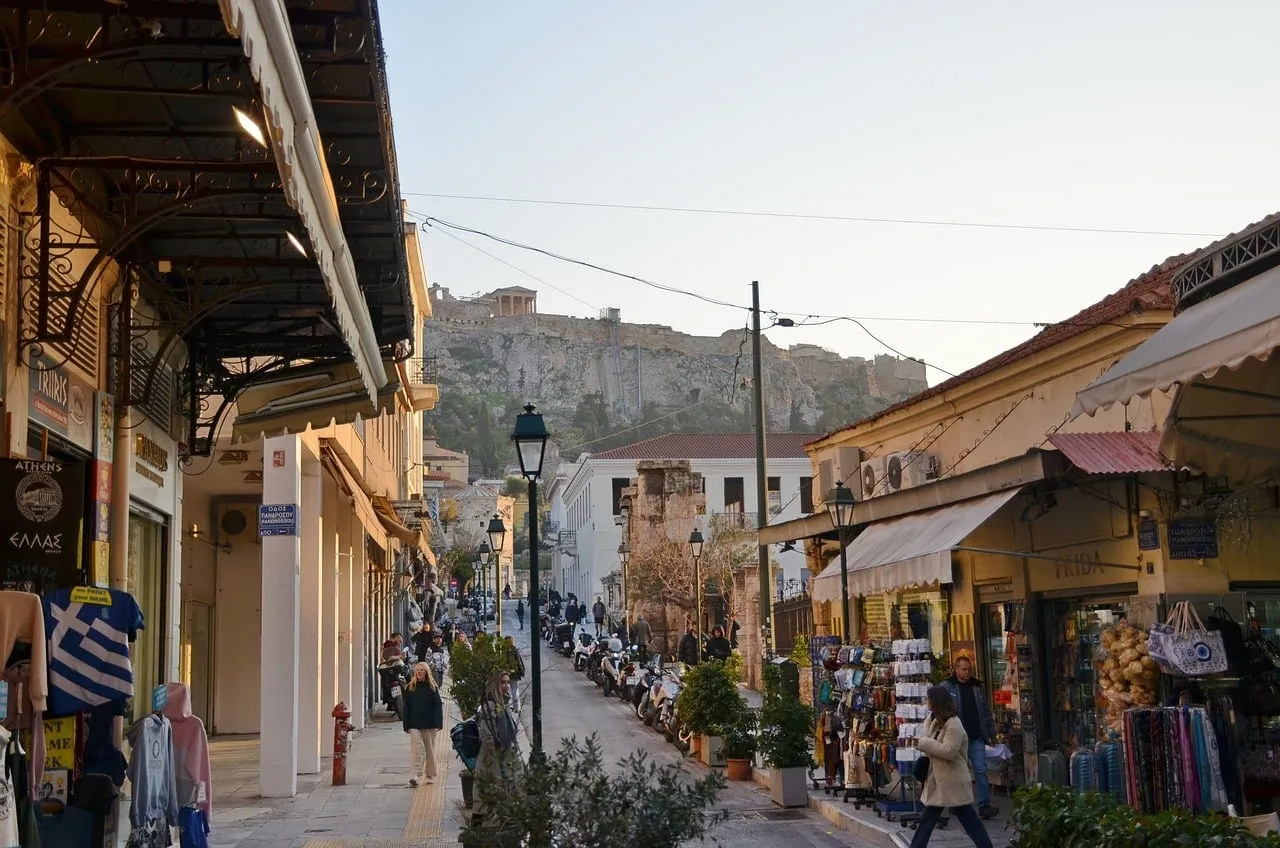 Eine Einkaufsstraße in der Plaka, über den Dächern der Akropolisfelsen