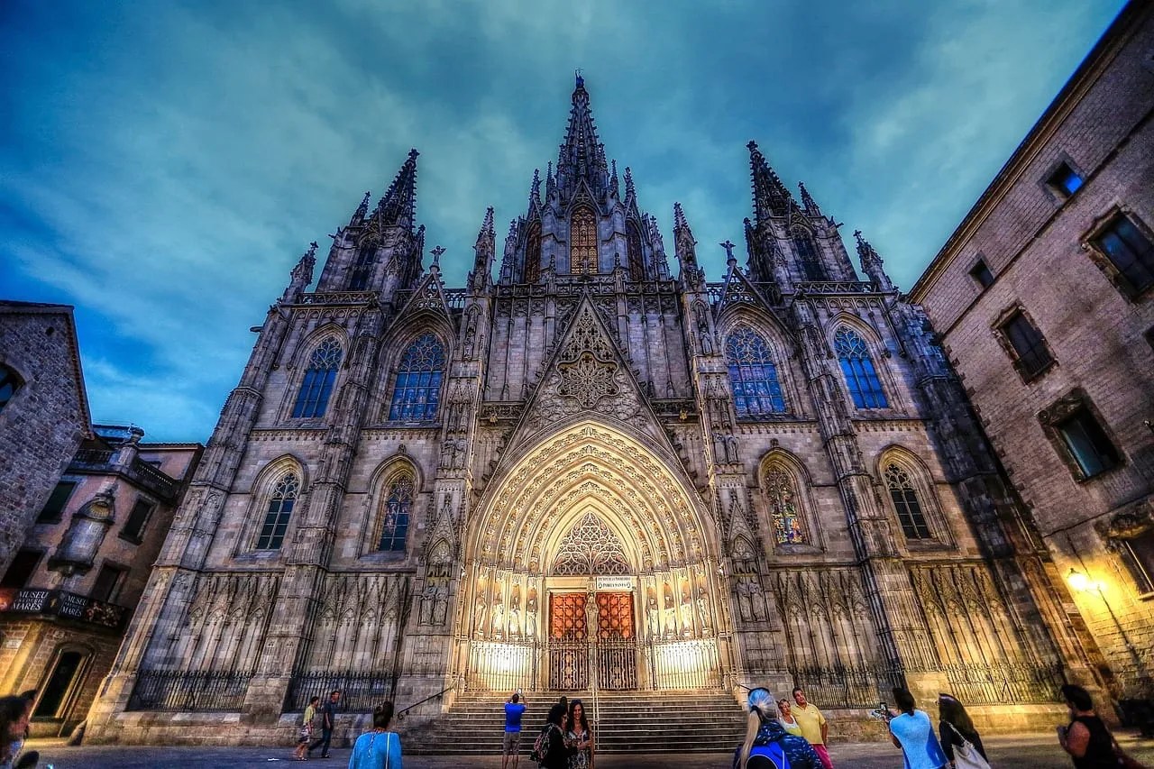 Die gotische Fassade der Kathedrale von Barcelona in der Abenddämmerung