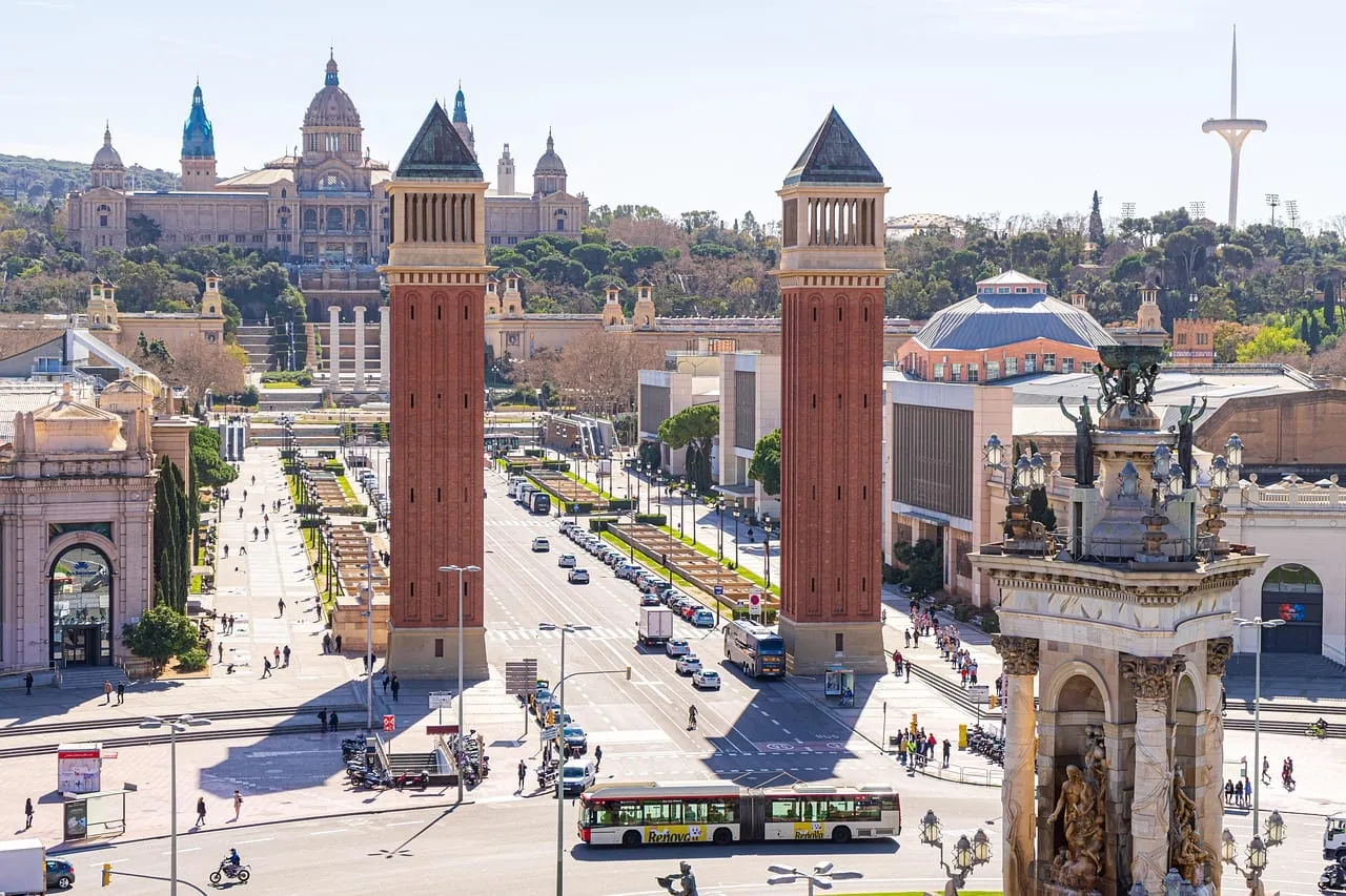 Die venezianischen Türme der Plaça d’Espanya, dahinter der Nationalpalast auf dem Montjuïc