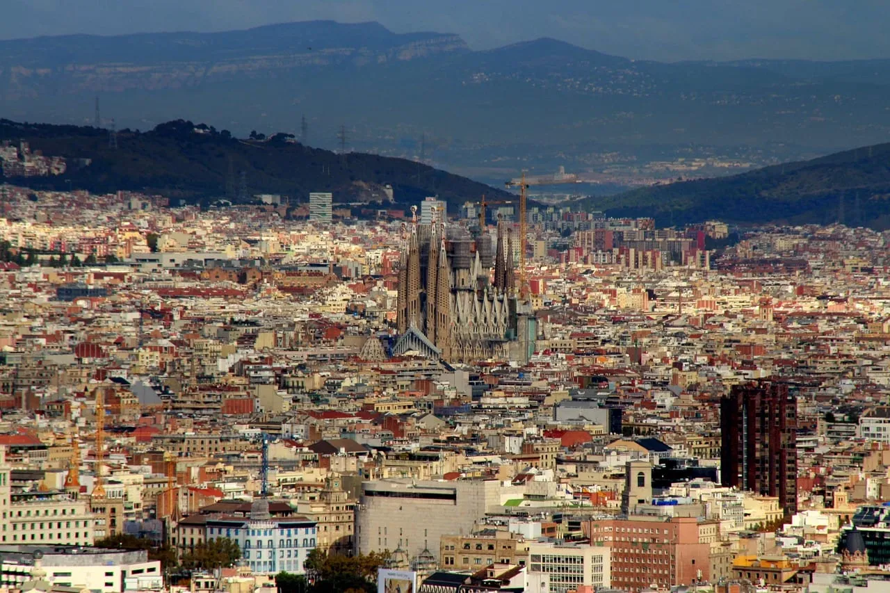 Barcelona von oben, mit der Sagrada Família über der Stadt
