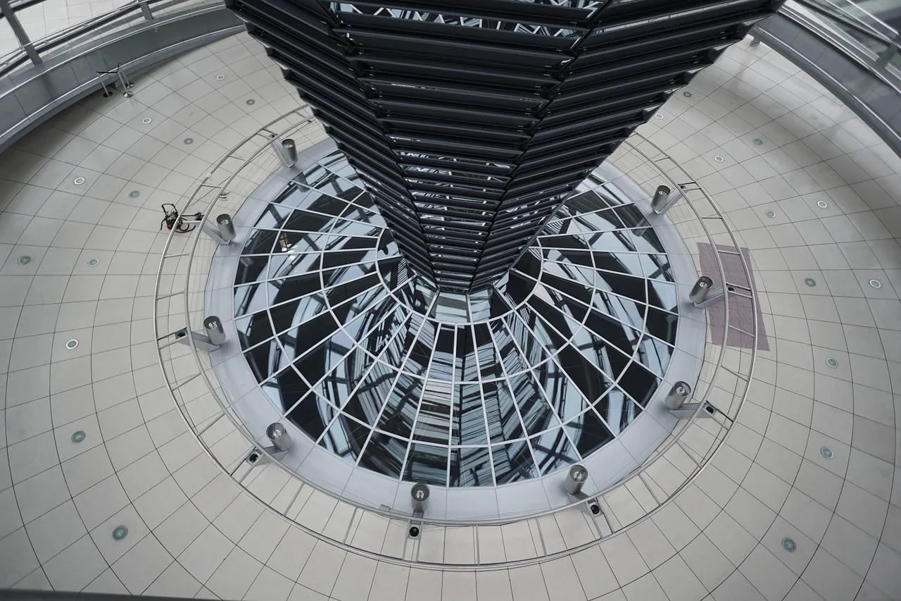 Der Spiegelkegel in der Reichstagskuppel von oben