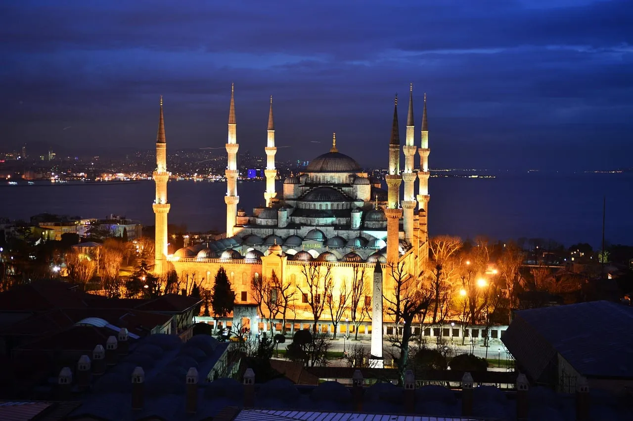 Die nachts beleuchtete Moschee über dem Bosporus