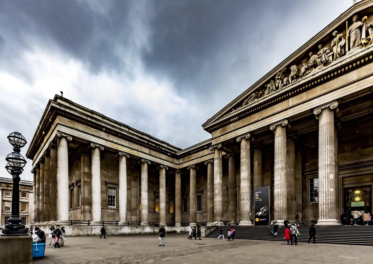Säulenvorhalle und Freitreppe, vom Vorplatz aus gesehen