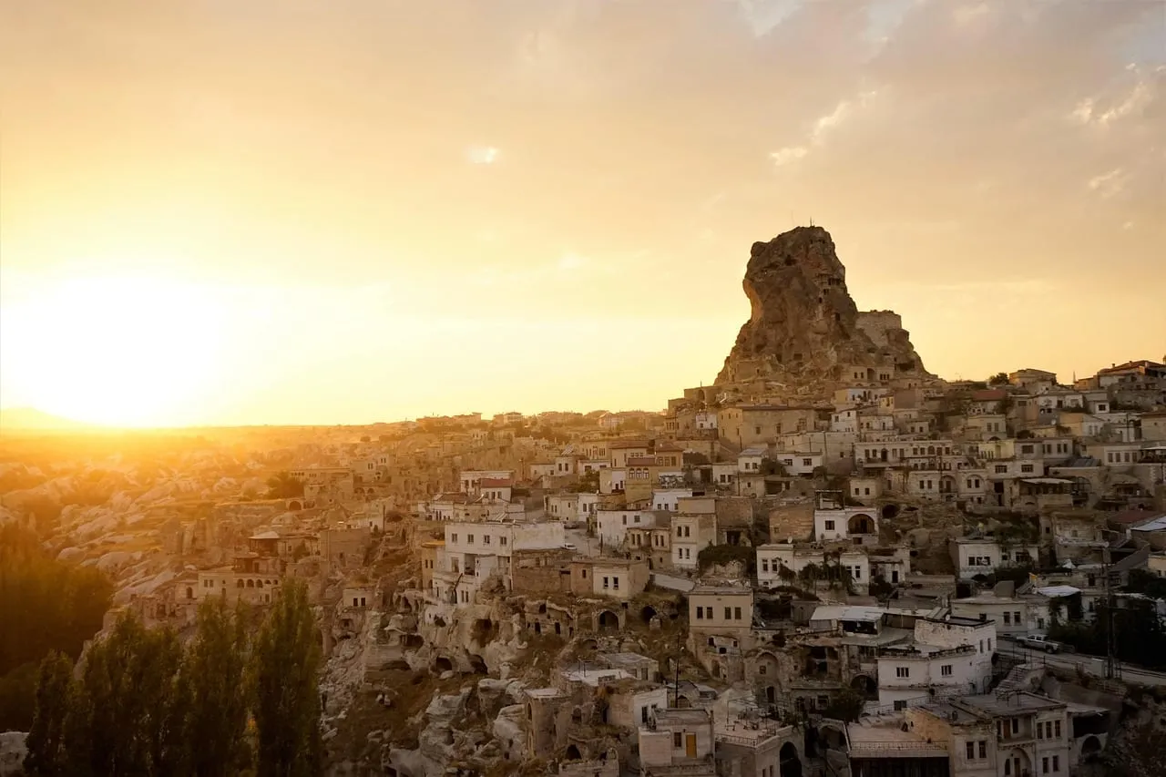 Die Felsenburg von Uçhisar bei Sonnenuntergang