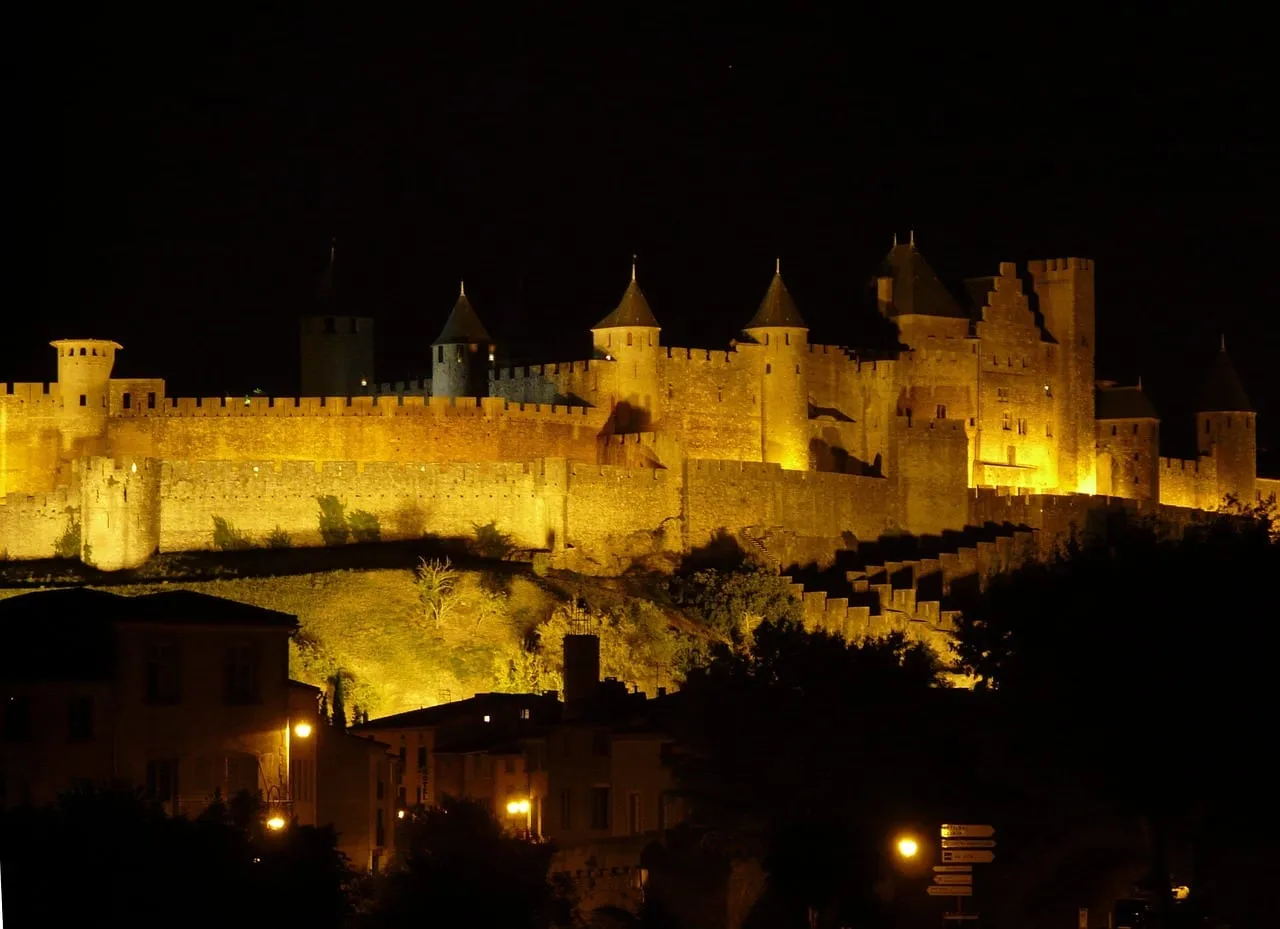 Die ummauerte Cité bei Nacht beleuchtet