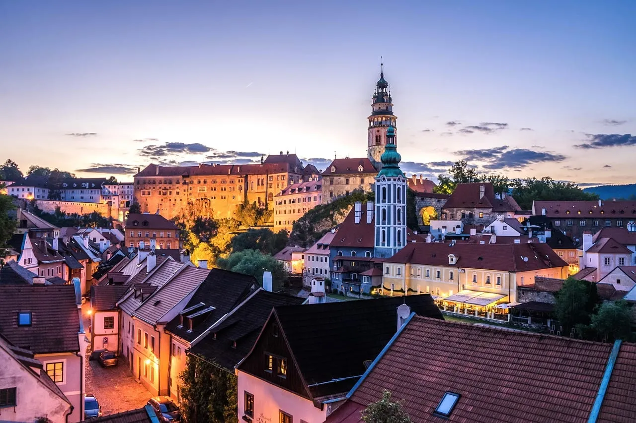 Schloss und Altstadt in der Abenddämmerung beleuchtet