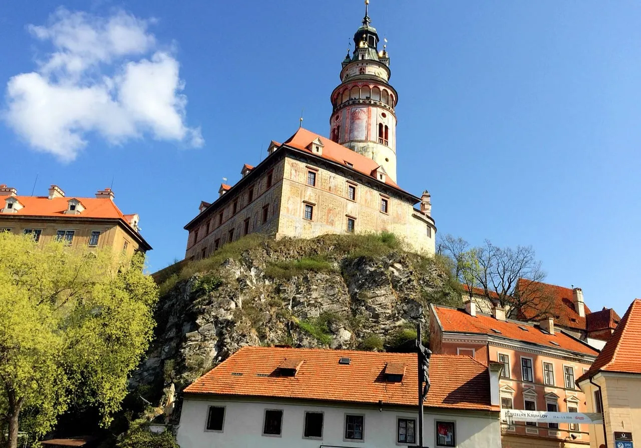 Der bemalte Schlossturm auf seinem Felsen über dem Fluss
