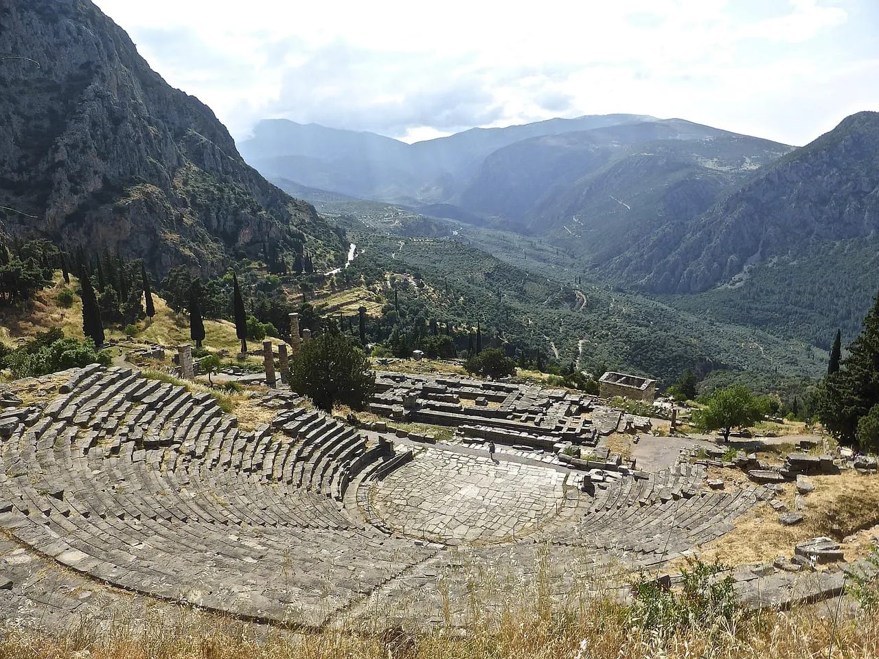 Das antike Theater oberhalb des Apollotempels, mit Blick ins Tal