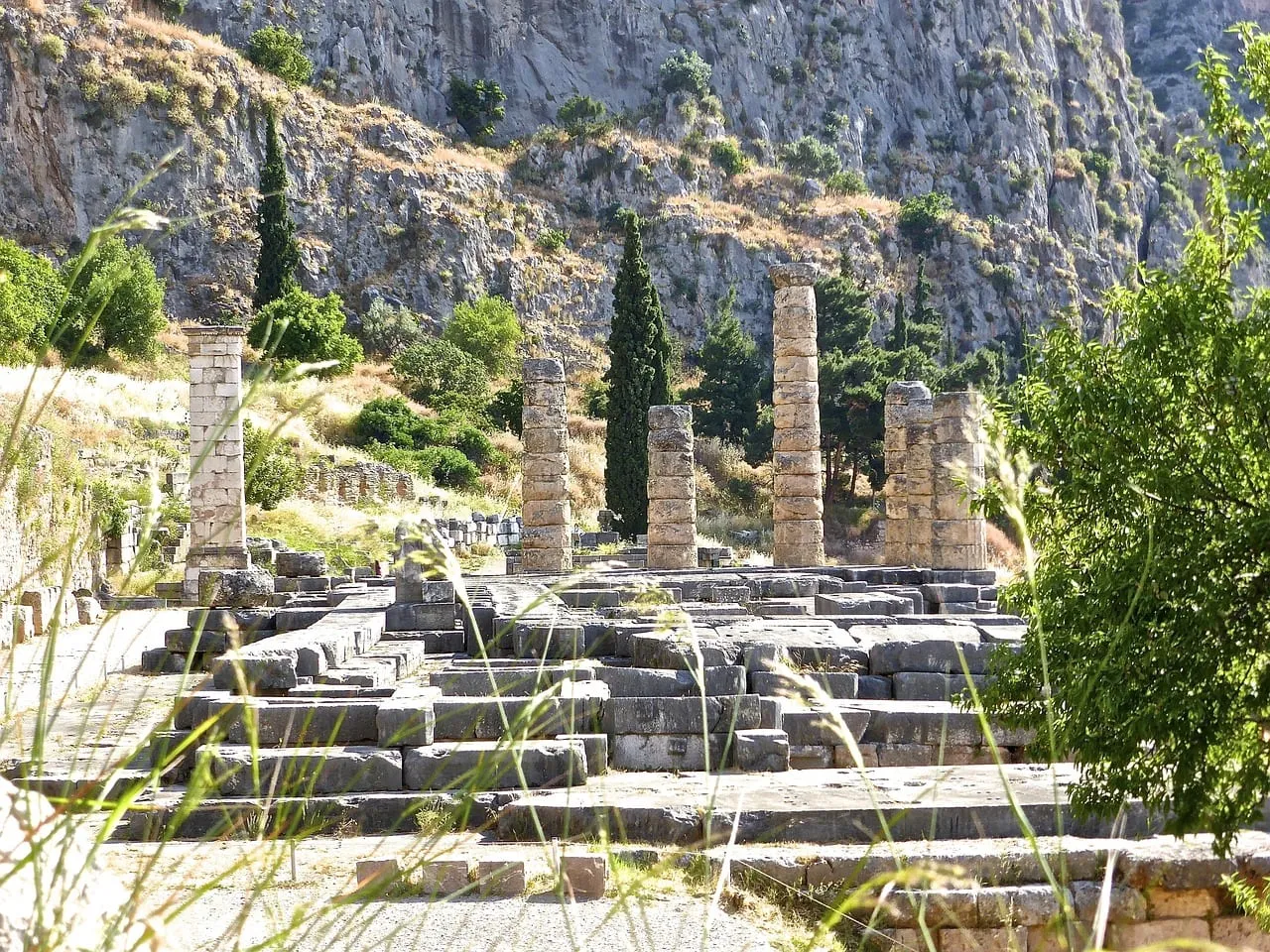 Säulen des Apollotempels zwischen Zypressen