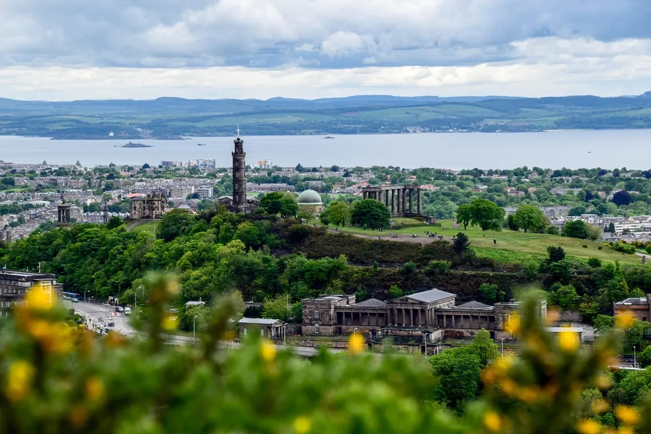 Die Denkmäler auf dem Calton Hill, dahinter der Firth of Forth