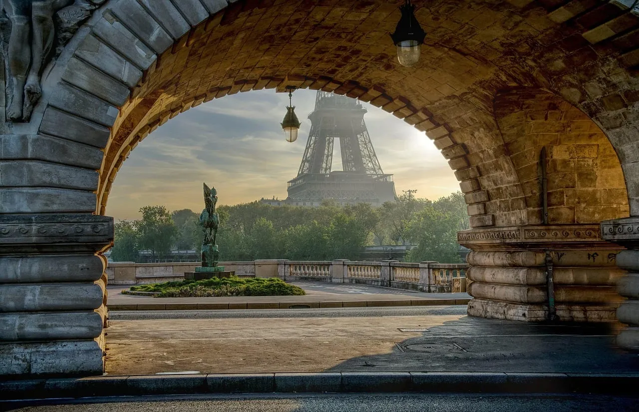 Der Eiffelturm, gerahmt von einem Bogen der Brücke Bir-Hakeim