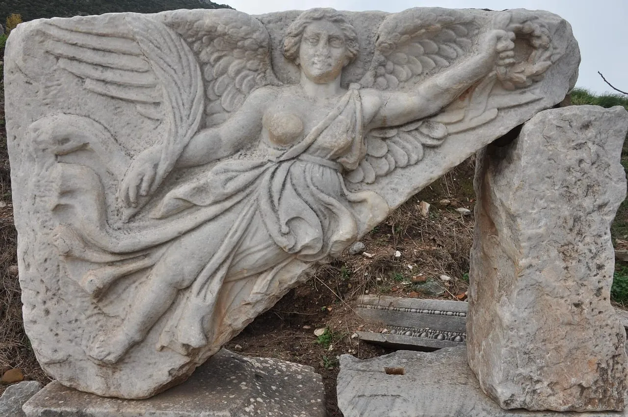 Ein Relief der geflügelten Göttin Nike