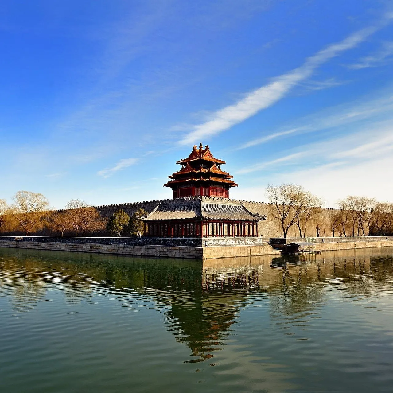 Ein Eckturm der Palastmauer, gespiegelt im Wassergraben
