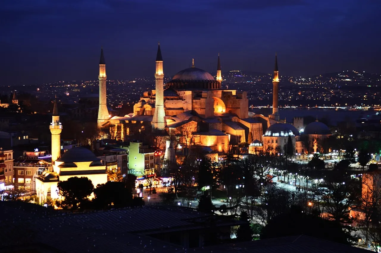 Die nachts beleuchtete Hagia Sophia