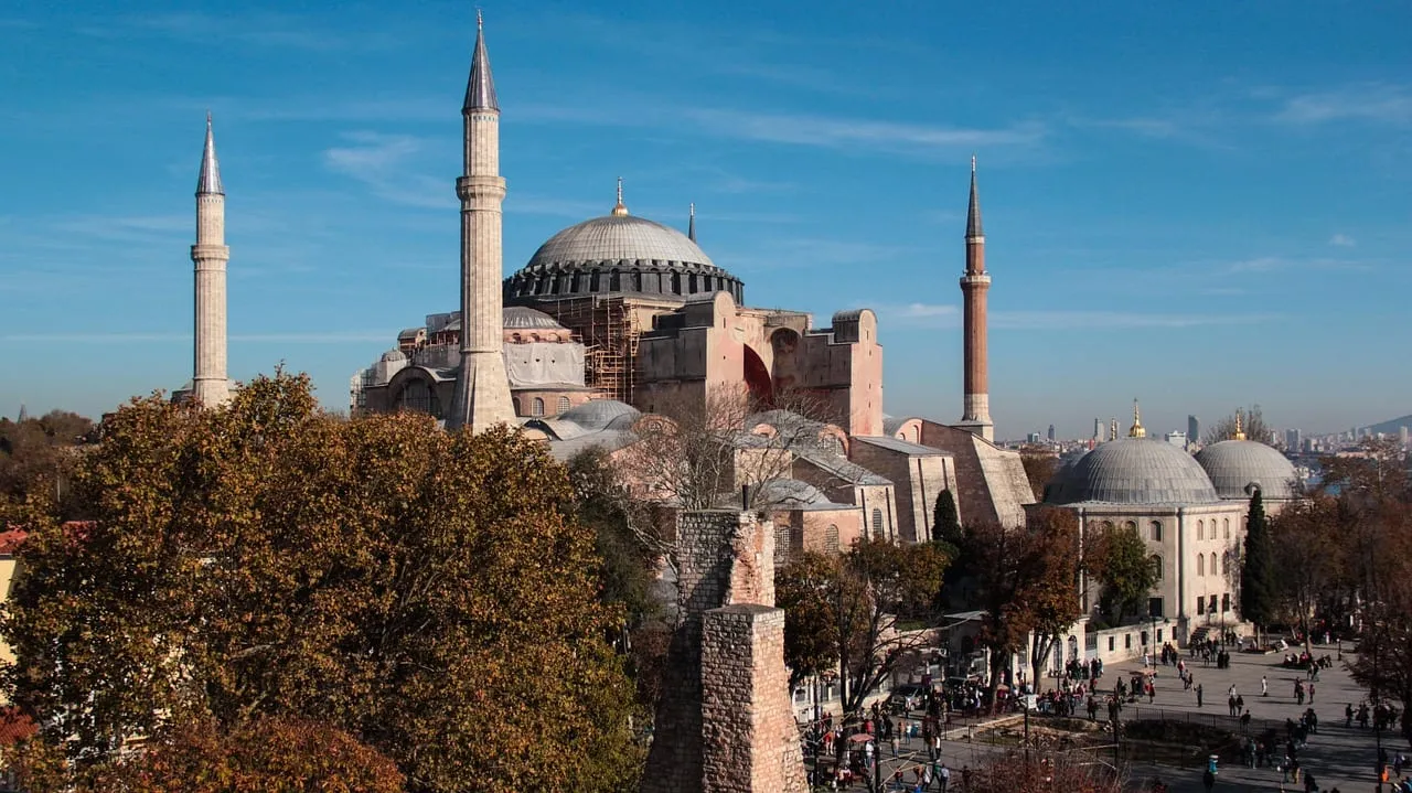 Die Hagia Sophia über den Bäumen von Sultanahmet