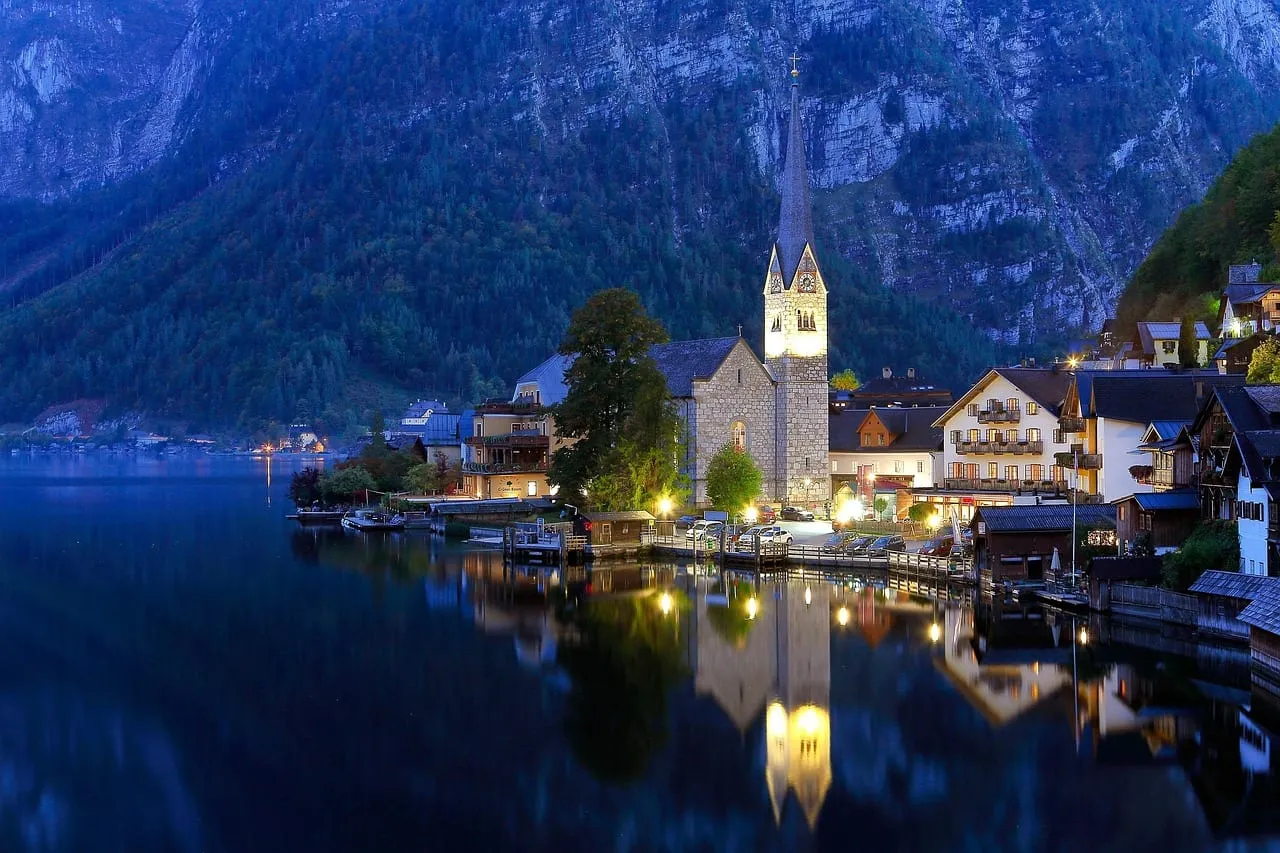 Das Dorf in der Abenddämmerung beleuchtet