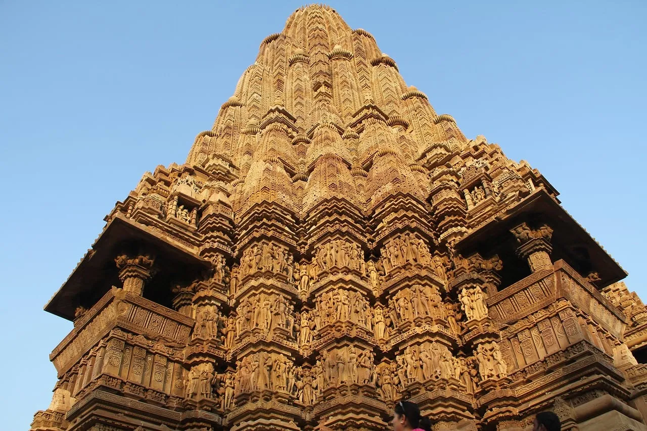 Der reliefverzierte Turm eines Tempels von Khajuraho, von unten gesehen