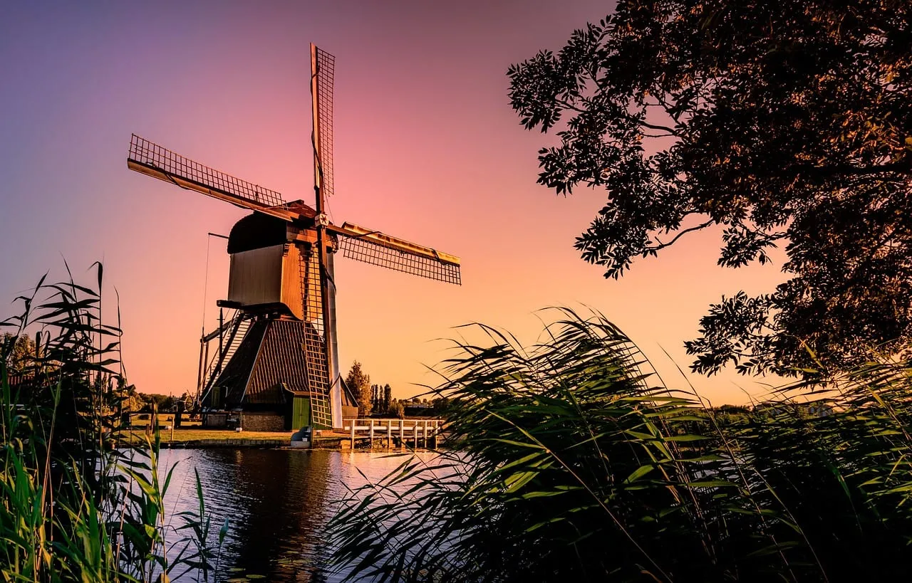 Silhouette einer Windmühle bei Sonnenuntergang