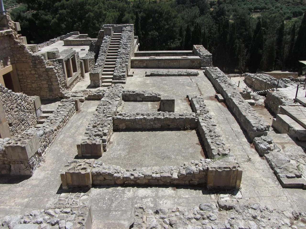 Steinfundamente und Treppen der Palastruinen