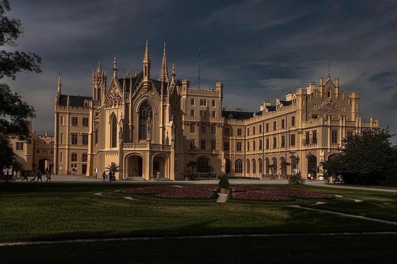 Das neugotische Schloss im Abendlicht