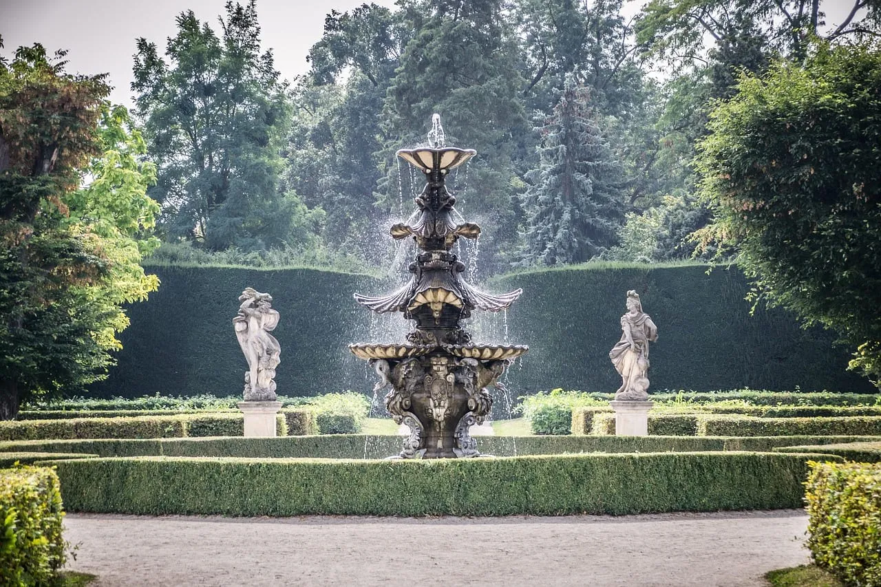 Ein Brunnen mit Statuen im Schlossgarten