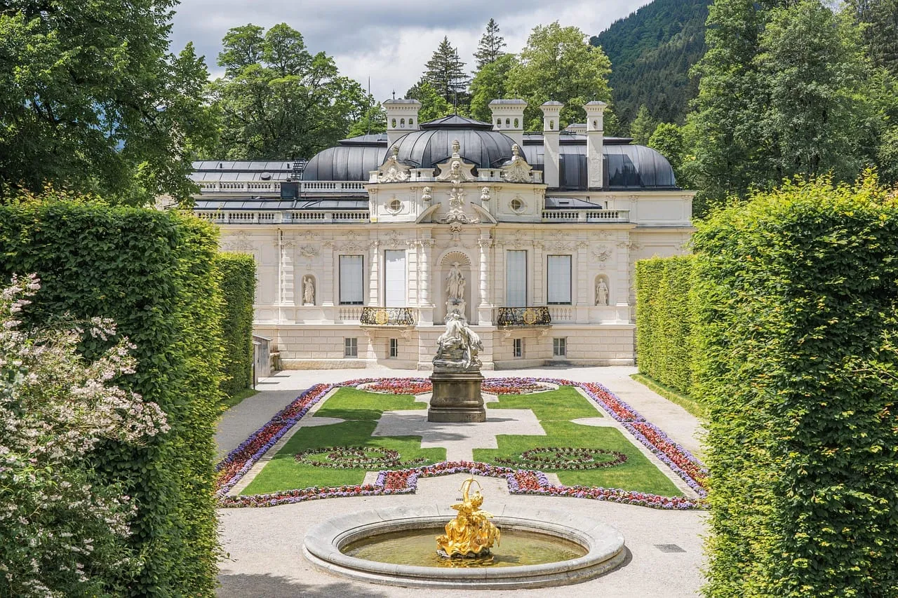Das Schloss und sein Parterre zwischen hohen Hecken