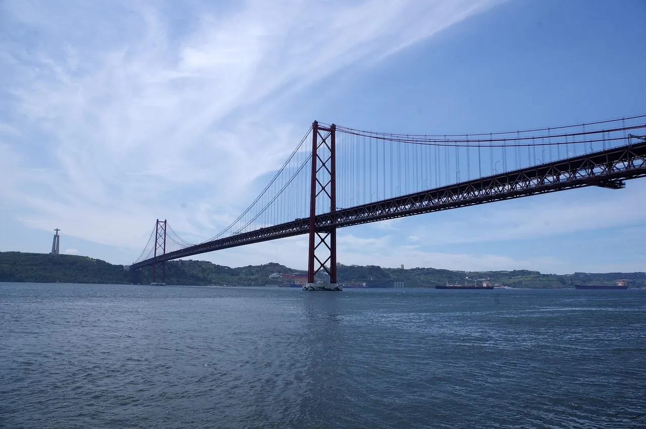 Die Brücke des 25. April über den Tejo