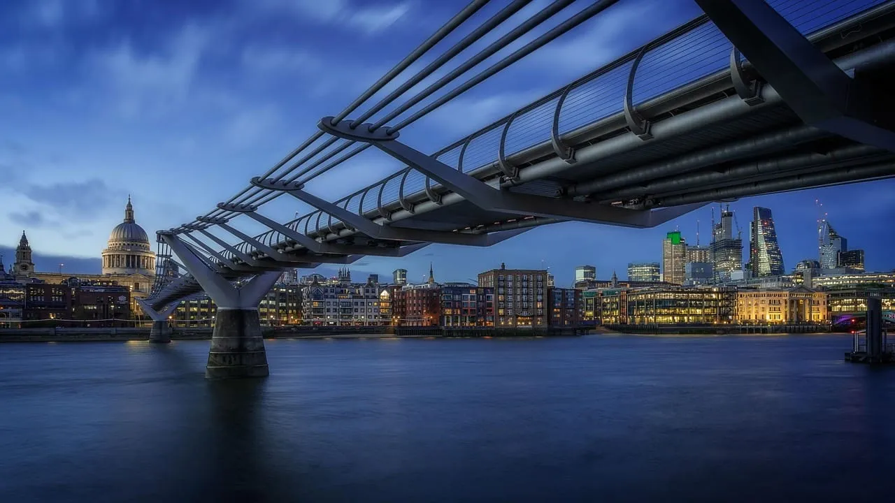 Die Millennium Bridge und St Paul’s Cathedral am anderen Themseufer zur blauen Stunde