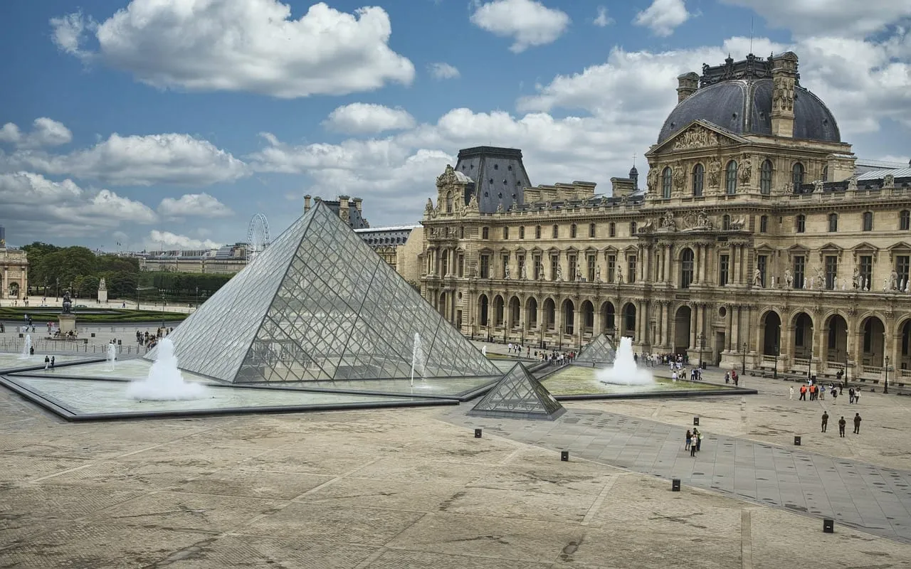 Der Hof des Louvre mit der Pyramide und den Springbrunnen
