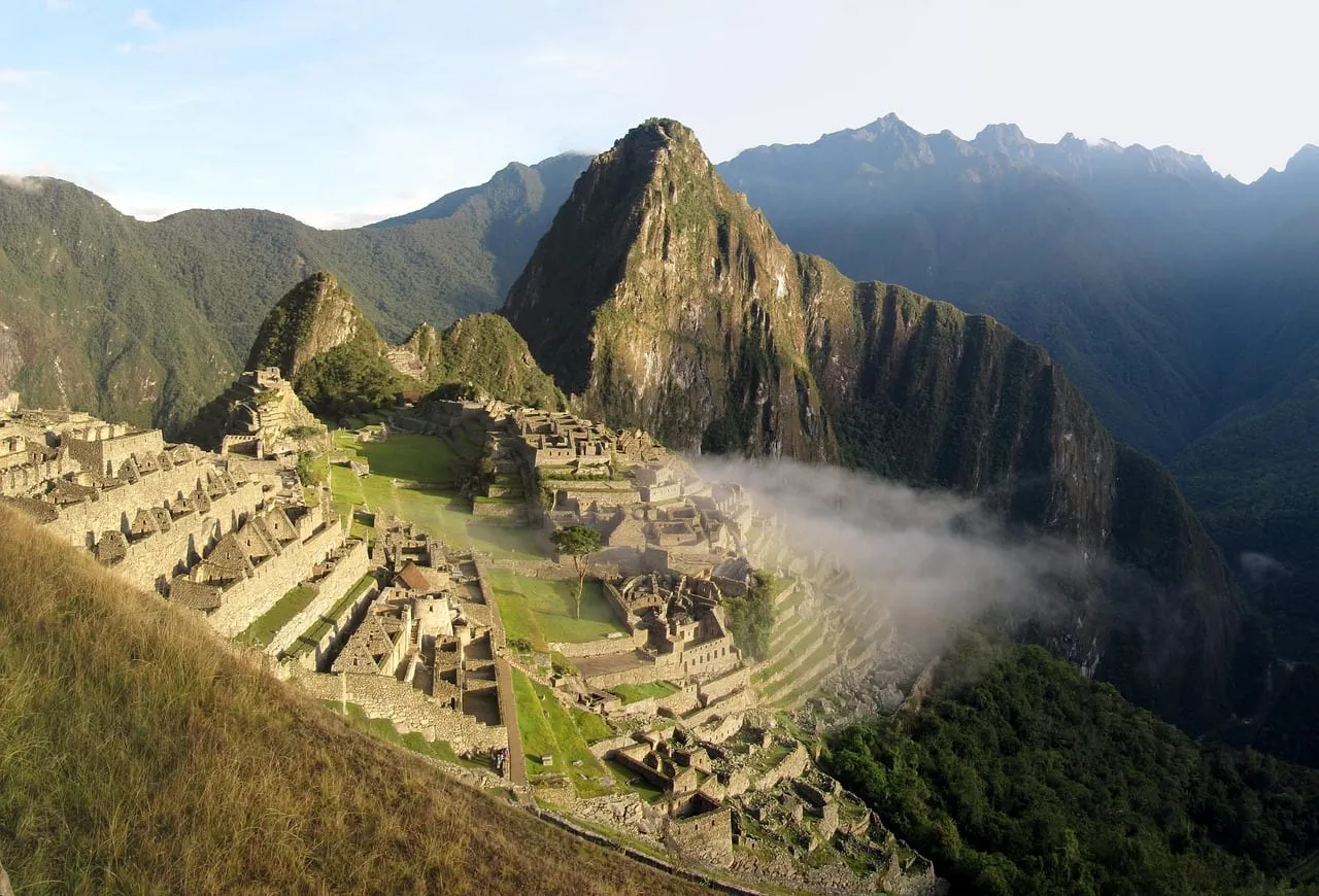 Morgenwolken ziehen unterhalb der Ruinen von Machu Picchu
