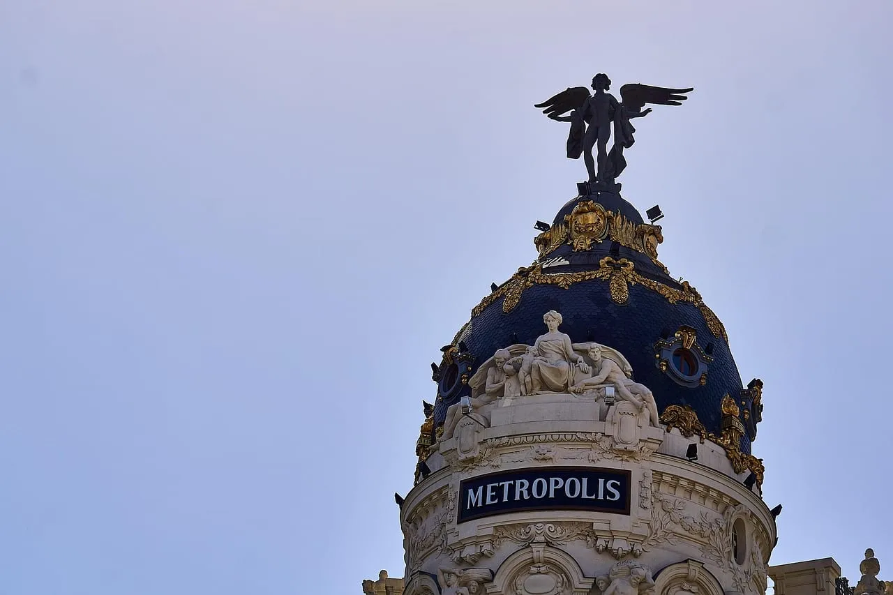 Die Kuppel des Metrópolis-Gebäudes mit der geflügelten Statue an der Gran Vía