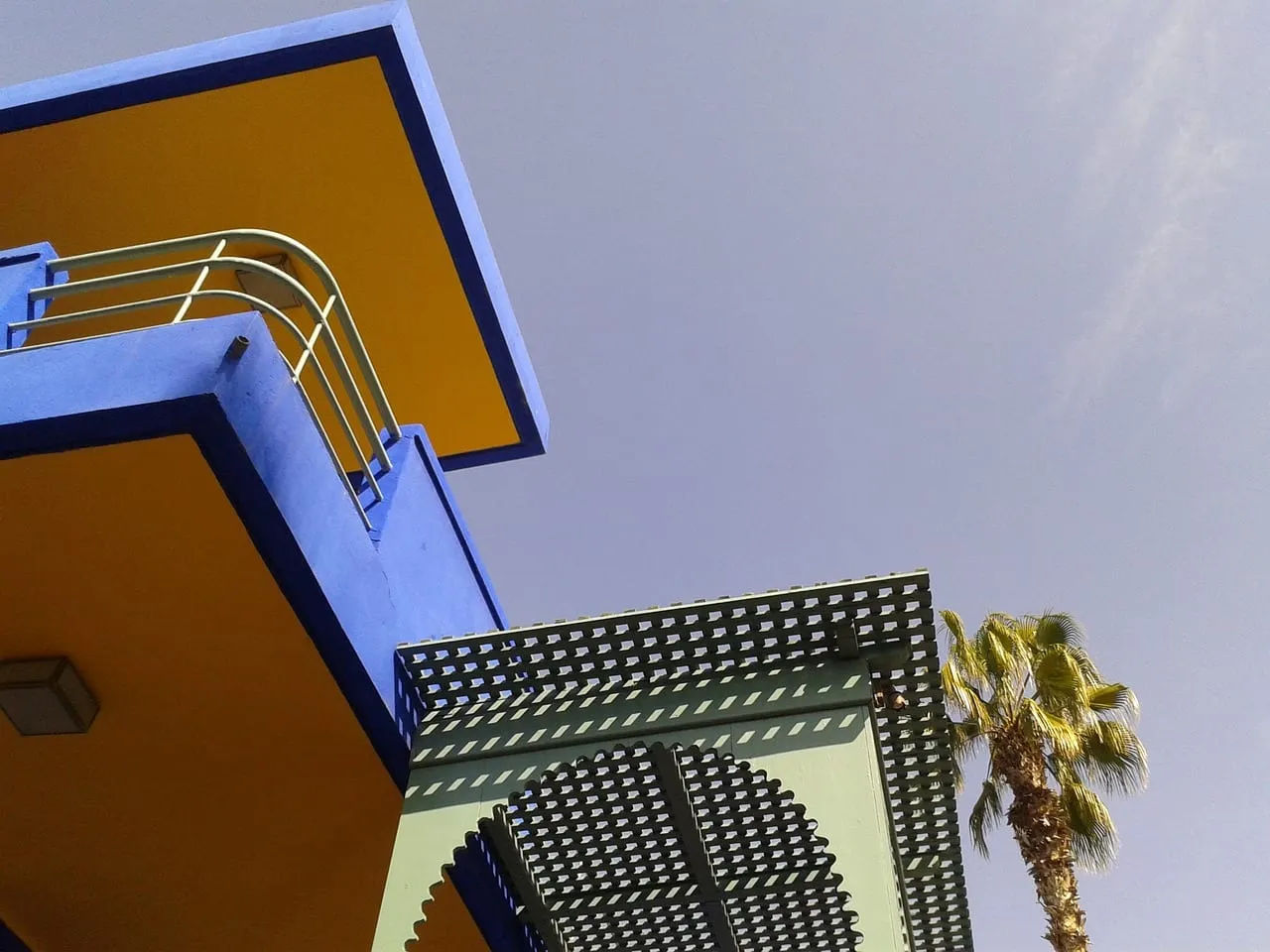 Die blau-gelbe Villa vor dem Himmel