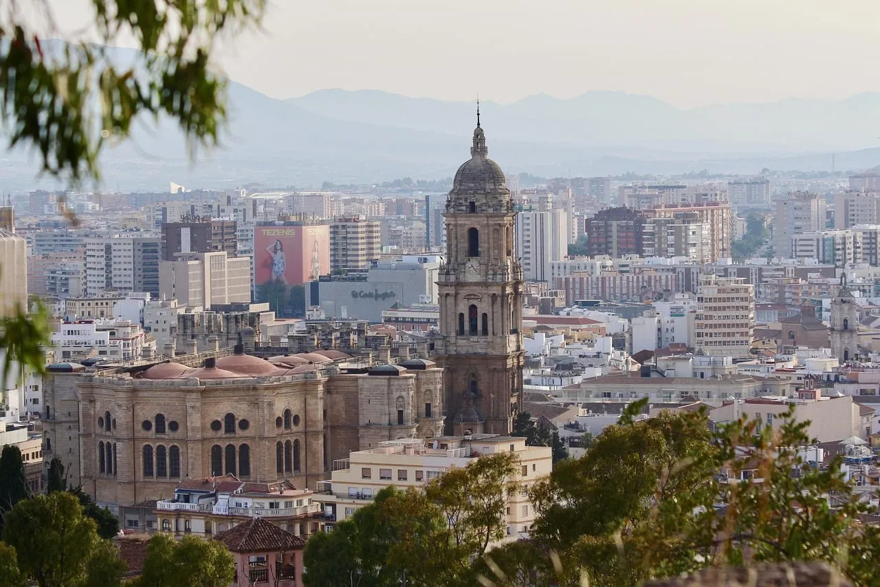 Der Turm der Kathedrale über der Stadt, vom Gibralfaro aus gesehen