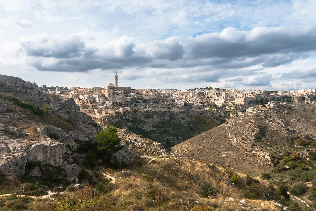 Die Sassi am Rand der Schlucht, von der Murgia aus gesehen