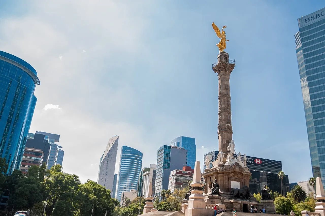 Der Engel der Unabhängigkeit auf dem Paseo de la Reforma, dahinter Bürotürme