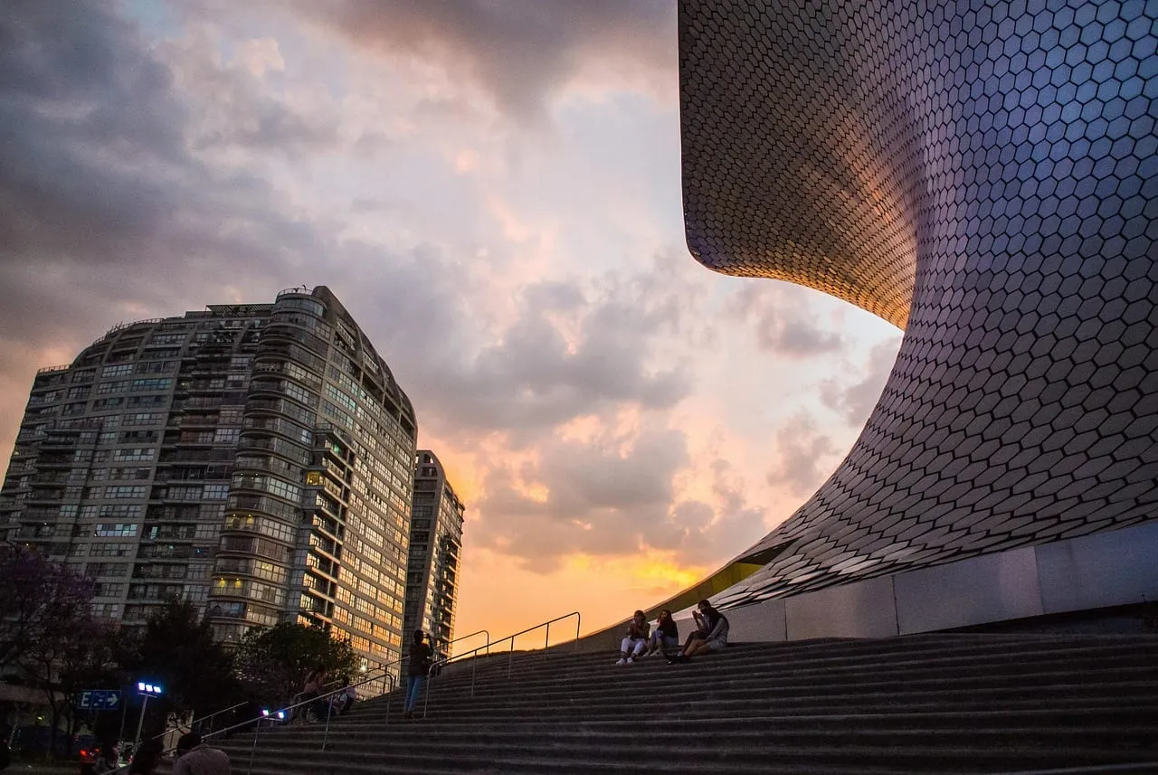 Die geschwungene Fassade des Museo Soumaya bei Sonnenuntergang