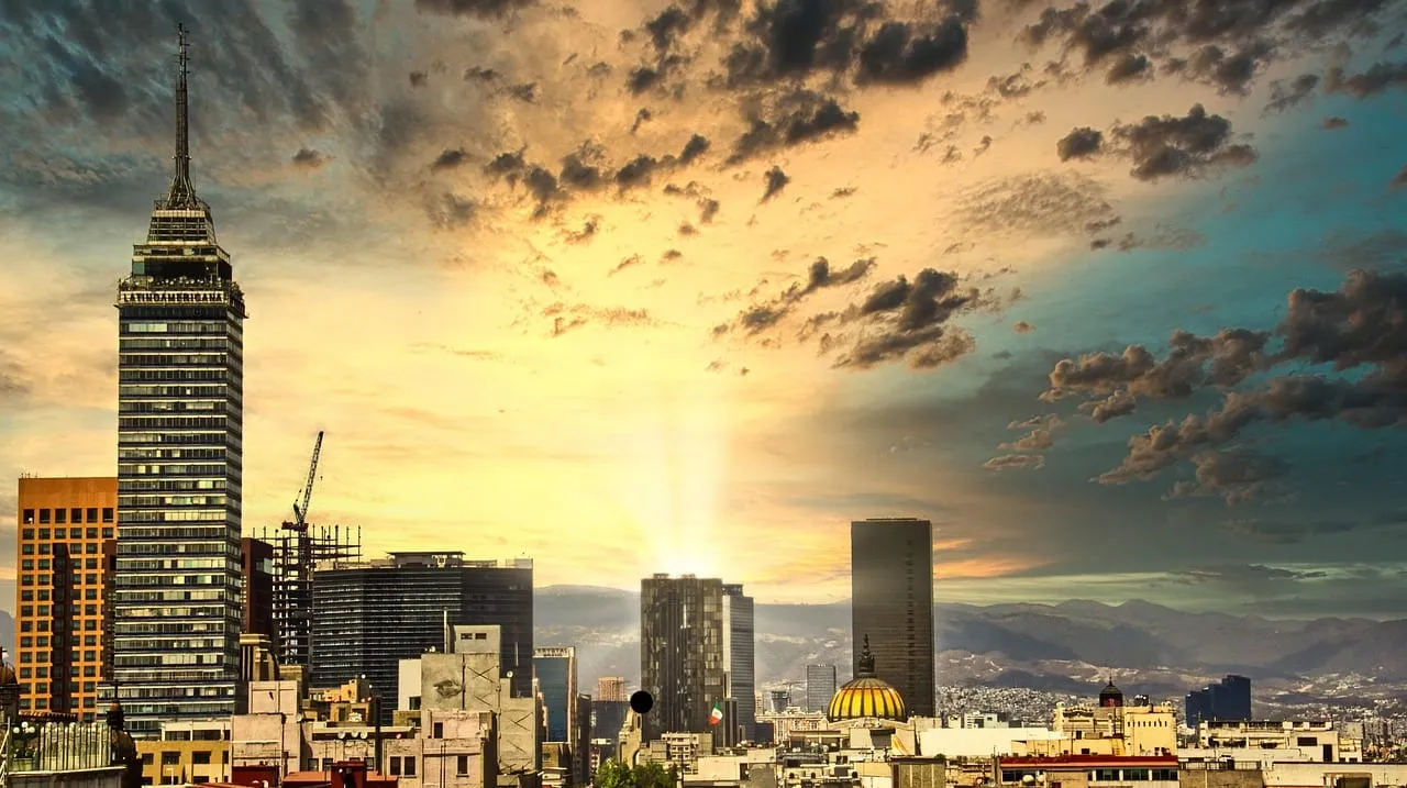 Der Torre Latinoamericana und das Stadtzentrum bei Sonnenuntergang