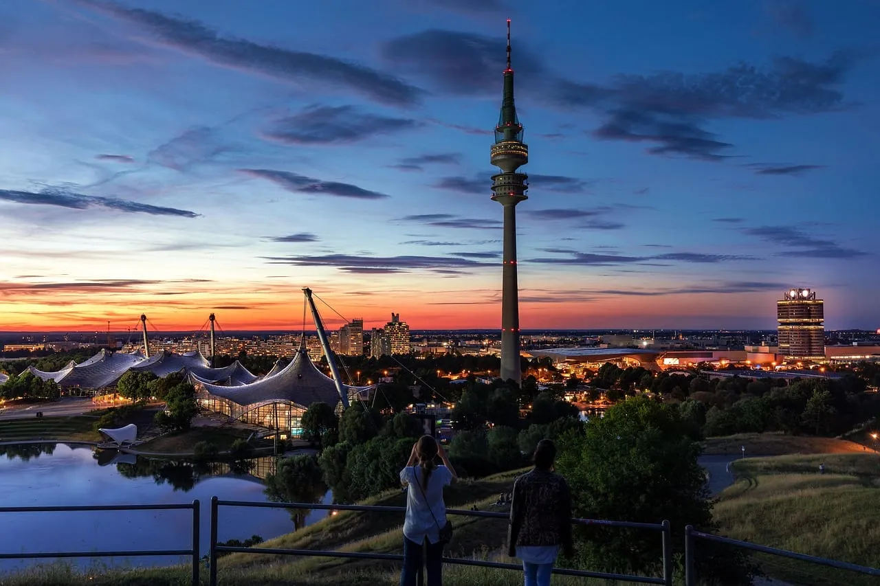 Der Olympiaturm und die Zeltdächer des Olympiaparks bei Sonnenuntergang