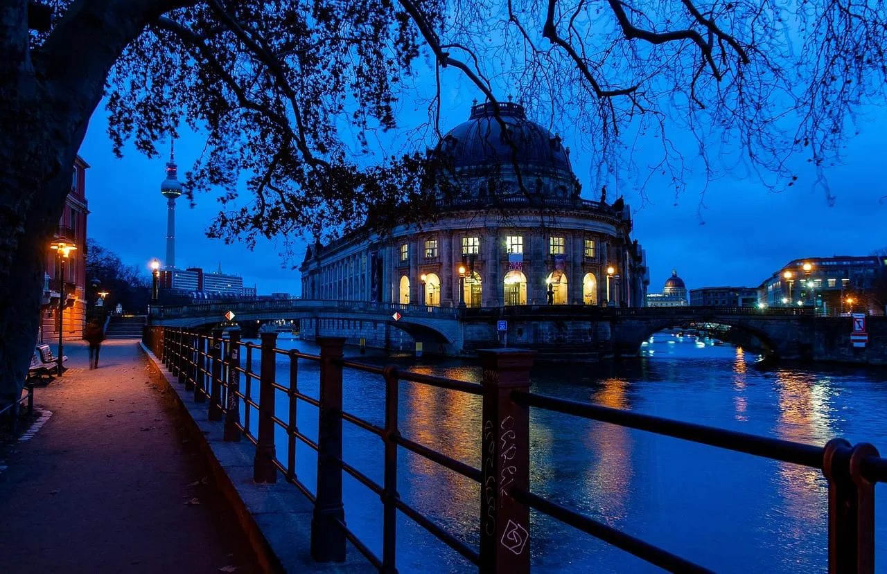 Das Bode-Museum und die Spree in der Abenddämmerung