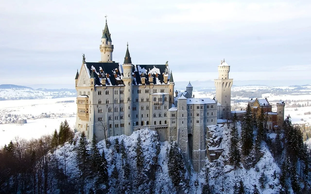 Schloss Neuschwanstein im Winter, mit Schnee am Hang