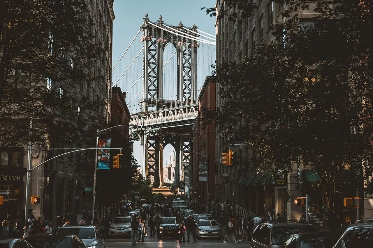 Die Manhattan Bridge zwischen den Backsteinhäusern von Dumbo