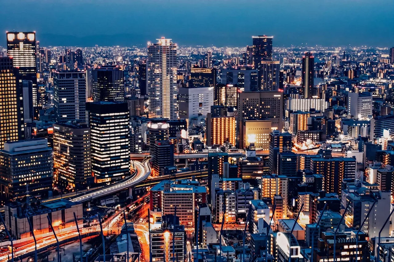 Die nachts beleuchtete Skyline von Osaka