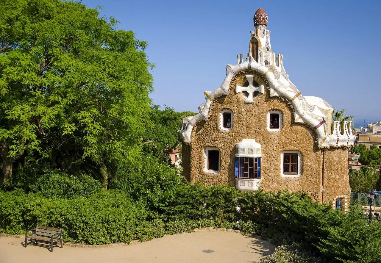 Ein Torhaus mit verziertem Dach und gekacheltem Turm am Parkeingang